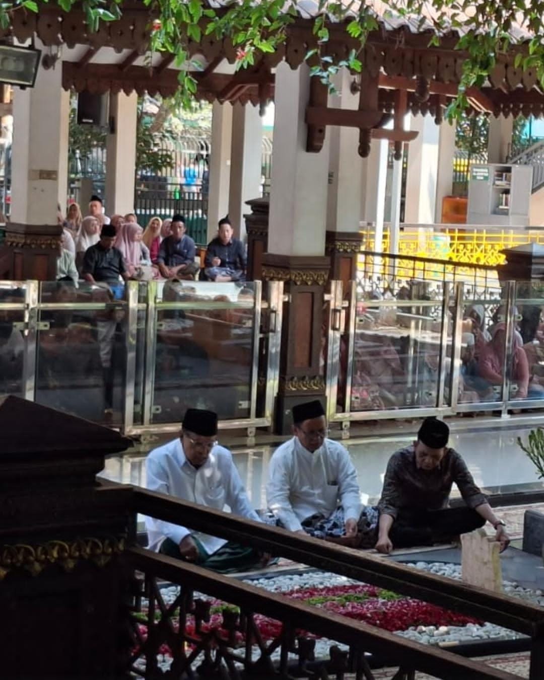 Prof. Dr. Ag. H. Said Aqil Siroj, M.A., meluangkan waktu untuk melakukan ziarah ke makam KH. Hasyim Asy'ari dan KH. Abdurrahman Wahid (Gus Dur)