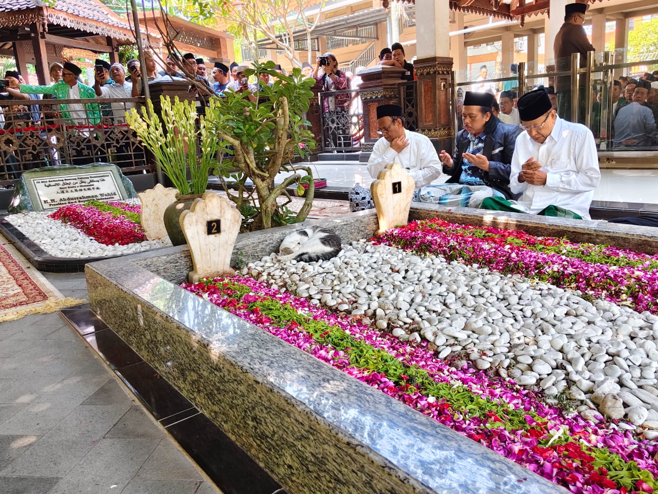 Prof. Dr. Ag. H. Said Aqil Siroj, M.A., meluangkan waktu untuk melakukan ziarah ke makam KH. Hasyim Asy'ari dan KH. Abdurrahman Wahid (Gus Dur)
