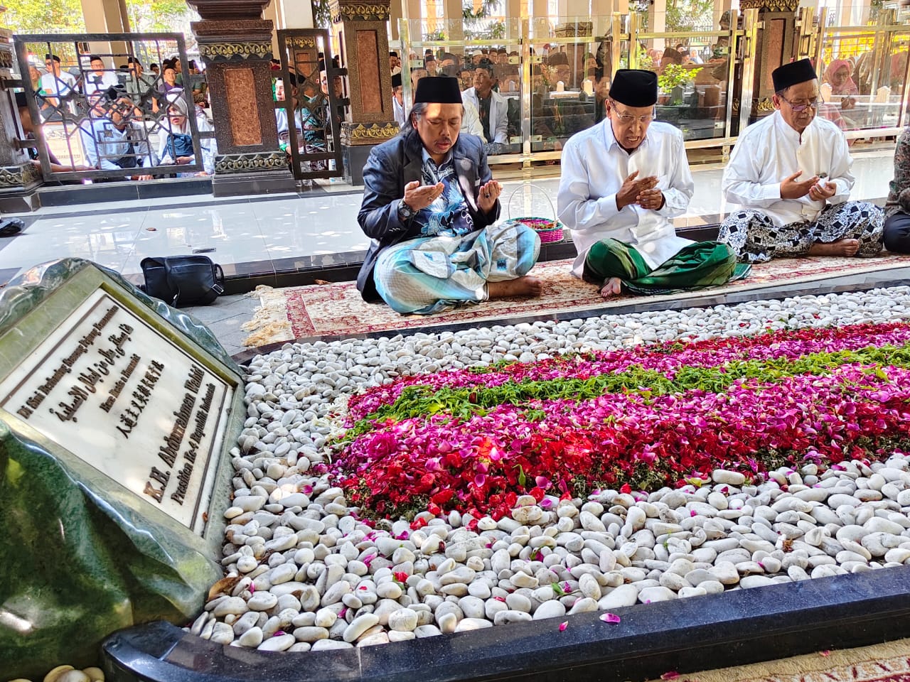 Prof. Dr. Ag. H. Said Aqil Siroj, M.A., meluangkan waktu untuk melakukan ziarah ke makam KH. Hasyim Asy'ari dan KH. Abdurrahman Wahid (Gus Dur)