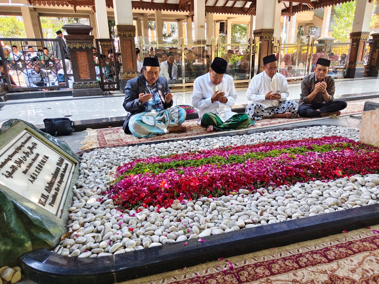 Prof. Dr. Ag. H. Said Aqil Siroj, M.A., meluangkan waktu untuk melakukan ziarah ke makam KH. Hasyim Asy'ari dan KH. Abdurrahman Wahid (Gus Dur)