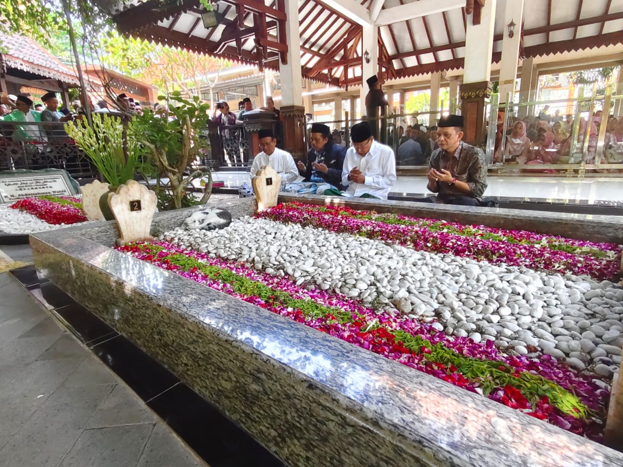 Prof. Dr. Ag. H. Said Aqil Siroj, M.A., meluangkan waktu untuk melakukan ziarah ke makam KH. Hasyim Asy'ari dan KH. Abdurrahman Wahid (Gus Dur)