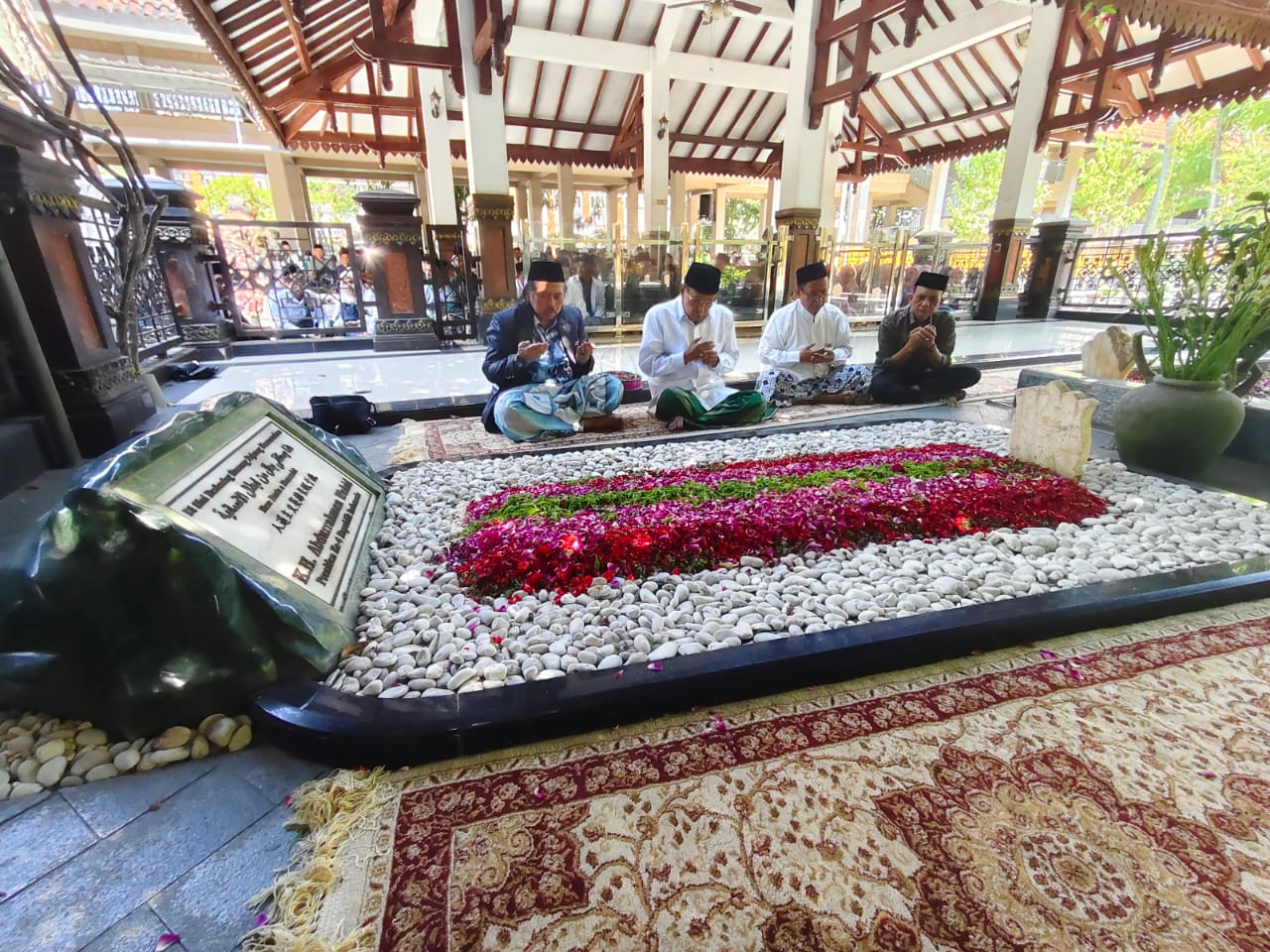 Prof. Dr. Ag. H. Said Aqil Siroj, M.A., meluangkan waktu untuk melakukan ziarah ke makam KH. Hasyim Asy'ari dan KH. Abdurrahman Wahid (Gus Dur)