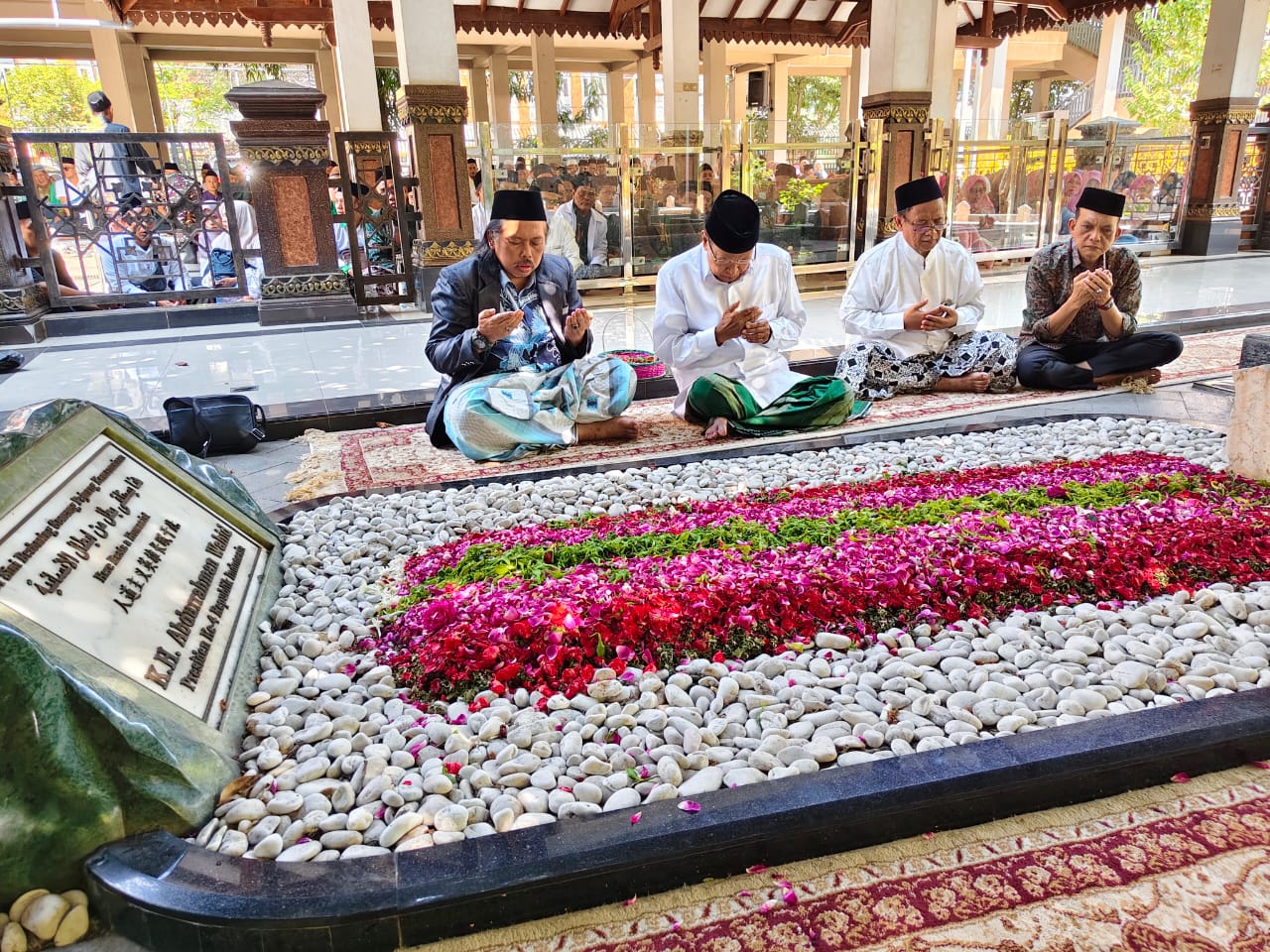 Prof. Dr. Ag. H. Said Aqil Siroj, M.A., meluangkan waktu untuk melakukan ziarah ke makam KH. Hasyim Asy'ari dan KH. Abdurrahman Wahid (Gus Dur)