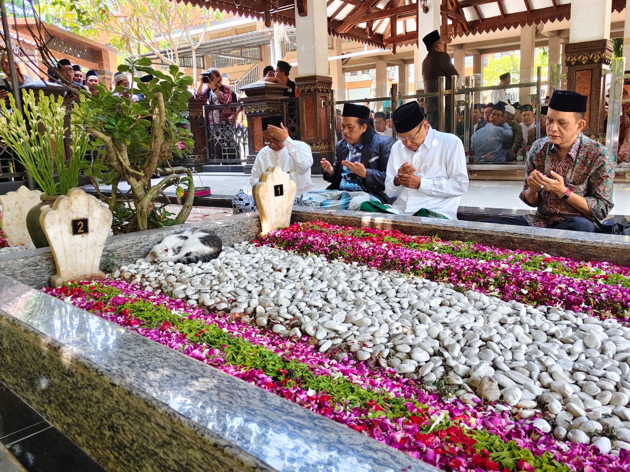 Prof. Dr. Ag. H. Said Aqil Siroj, M.A., meluangkan waktu untuk melakukan ziarah ke makam KH. Hasyim Asy'ari dan KH. Abdurrahman Wahid (Gus Dur)