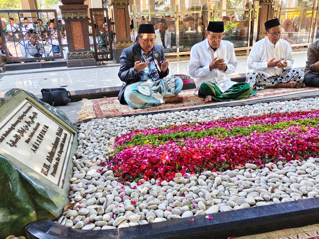 Prof. Dr. Ag. H. Said Aqil Siroj, M.A., meluangkan waktu untuk melakukan ziarah ke makam KH. Hasyim Asy'ari dan KH. Abdurrahman Wahid (Gus Dur)