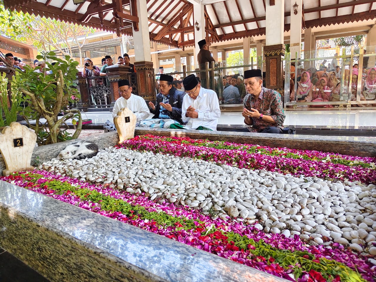Prof. Dr. Ag. H. Said Aqil Siroj, M.A., meluangkan waktu untuk melakukan ziarah ke makam KH. Hasyim Asy'ari dan KH. Abdurrahman Wahid (Gus Dur)