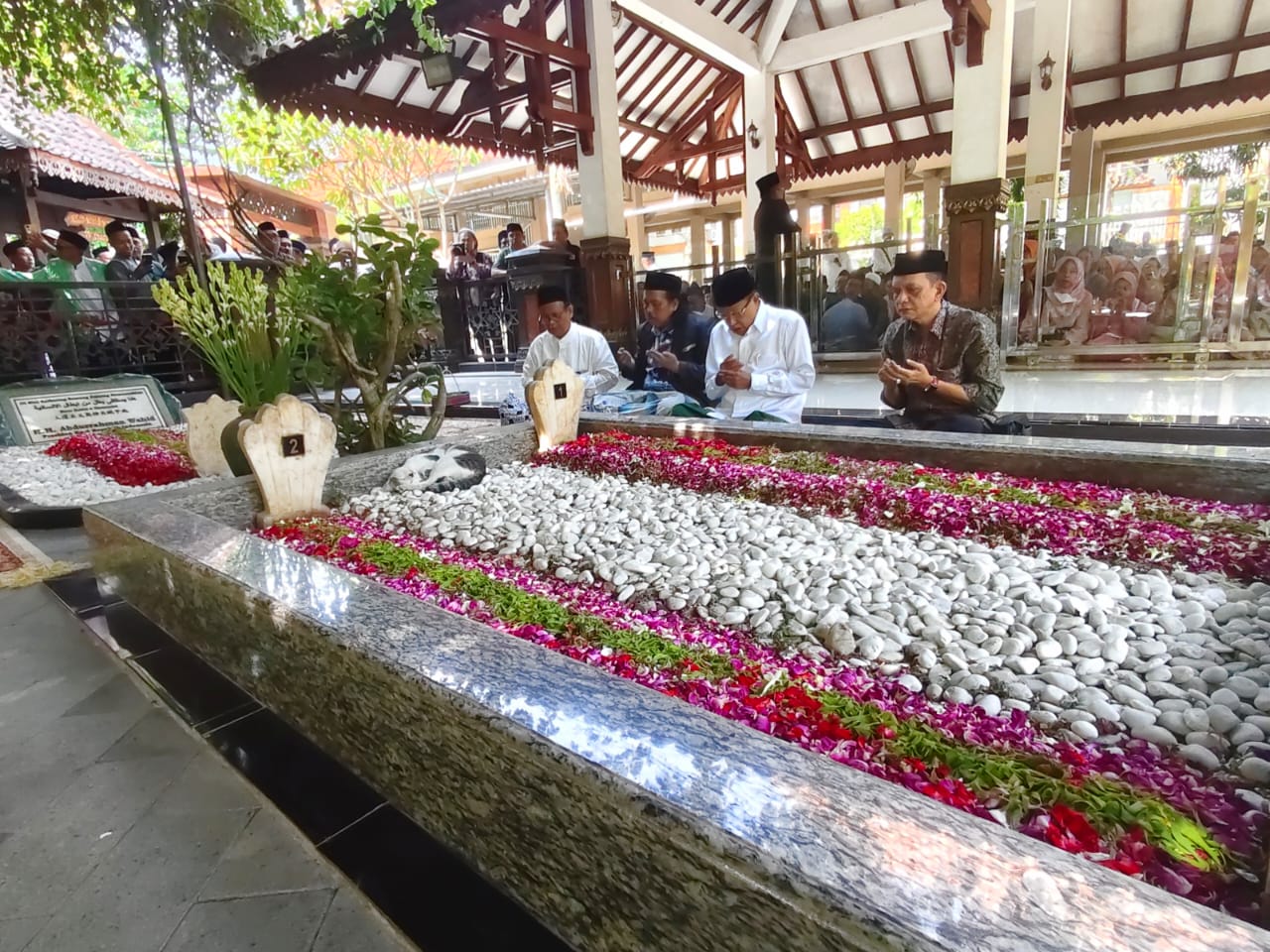 Prof. Dr. Ag. H. Said Aqil Siroj, M.A., meluangkan waktu untuk melakukan ziarah ke makam KH. Hasyim Asy'ari dan KH. Abdurrahman Wahid (Gus Dur)