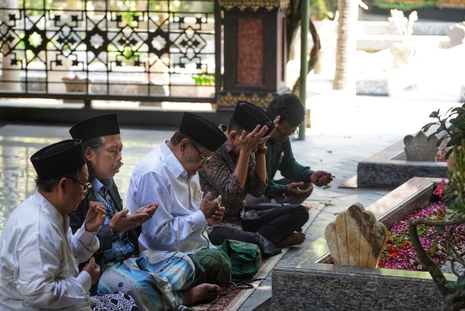 Prof. Dr. Ag. H. Said Aqil Siroj, M.A., meluangkan waktu untuk melakukan ziarah ke makam KH. Hasyim Asy'ari dan KH. Abdurrahman Wahid (Gus Dur)